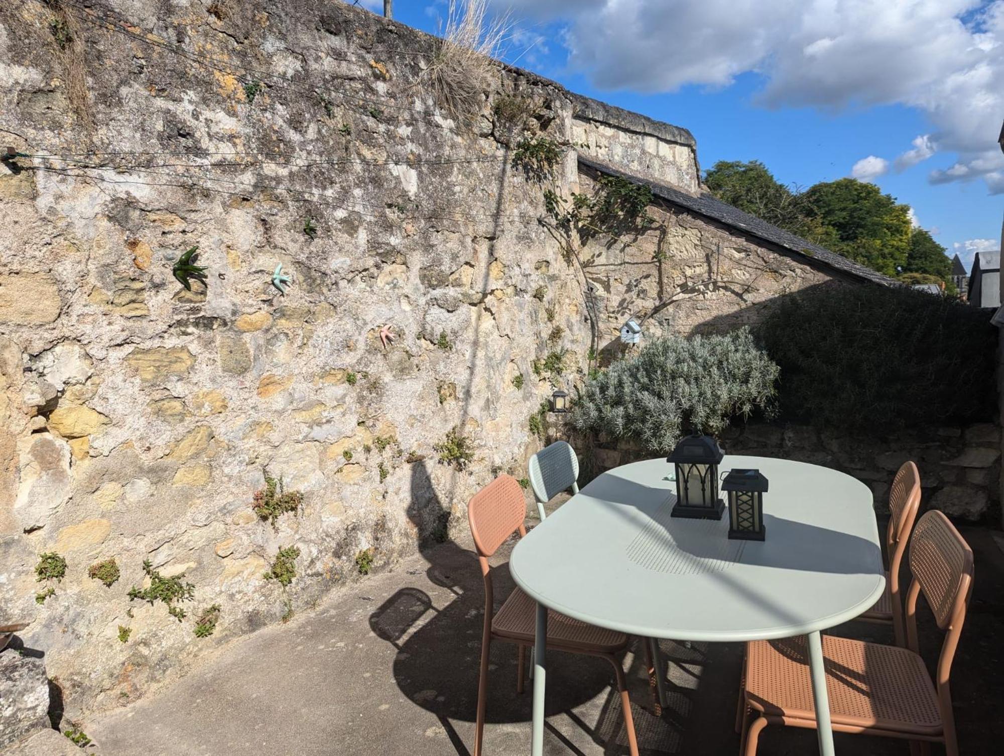 Appartement Des Hirondelles , Au Pied Du Chateau Chinon Exterior photo